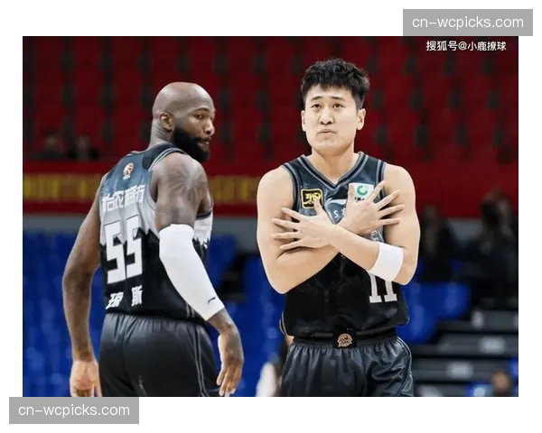 新疆队外援琼斯腿部不适，赛后一瘸一拐返回更衣室